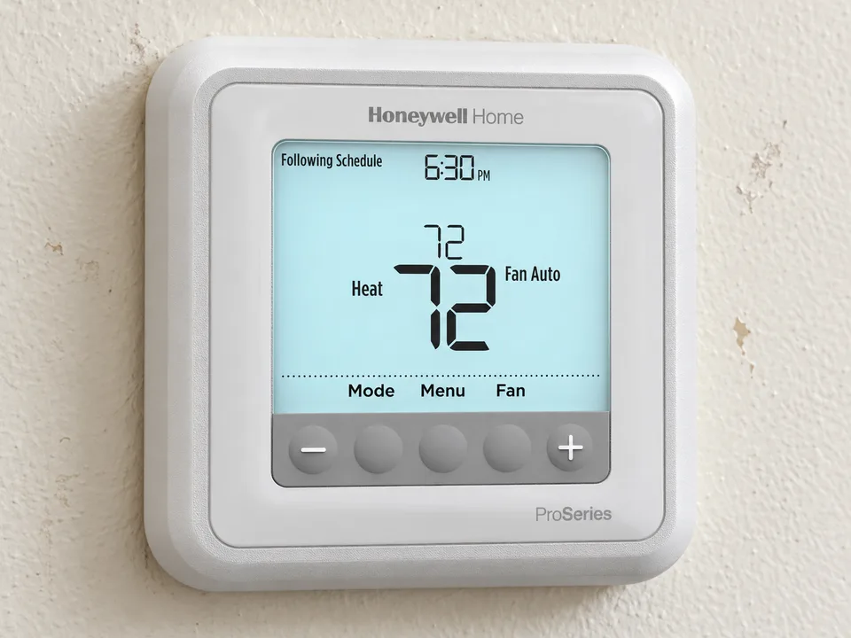 Honeywell Home T6 Pro programmable thermostat example with Mode, Menu and Fan controls
